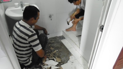 Quy trình đục bóc cốt nền và trải lưới thủy tinh gia cường chống thấm cổ ống nhà vệ sinh