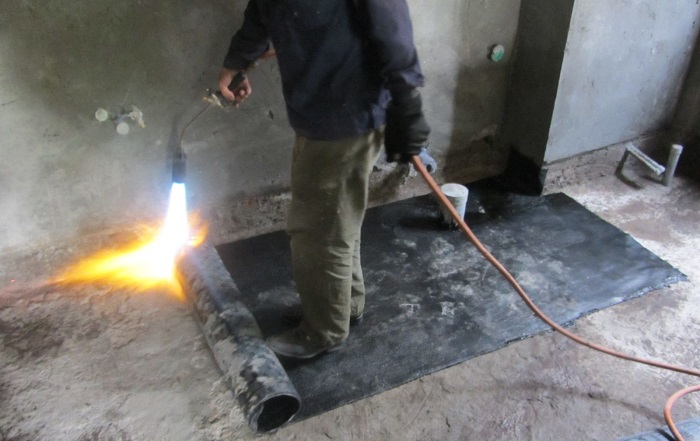 Thi công màng chống thấm Bitum khò nóng trên sàn bê tông