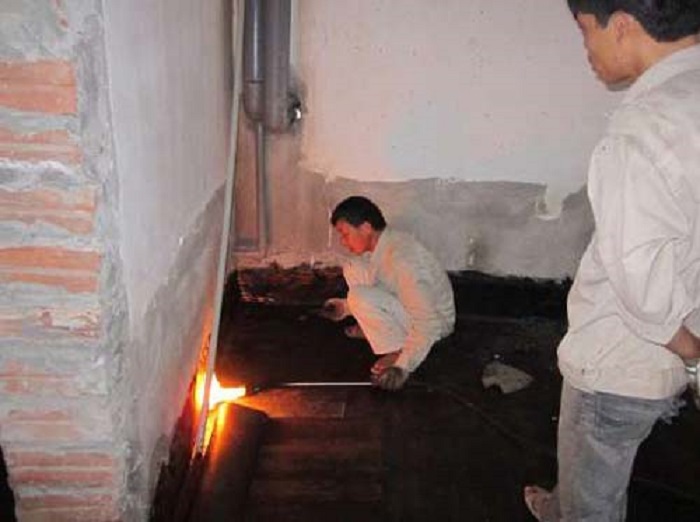 Khò nóng mép màng chống thấm góc chân tường nhà vệ sinh