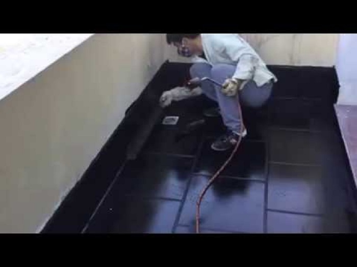 Vệ sinh bề mặt bê tông sàn nhà vệ sinh trước khi quét chống thấm