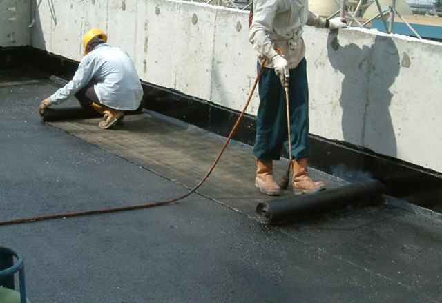 Thợ thi công khò nóng gia nhiệt màng chống thấm Bitum Sika 3mm