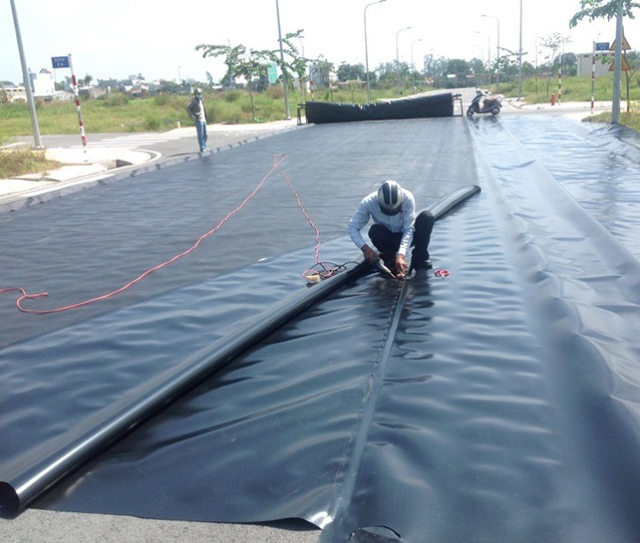 Thi c&ocirc;ng m&agrave;ng chống thấm dạng cuộn polymer bảo vệ kết cấu b&ecirc; t&ocirc;ng