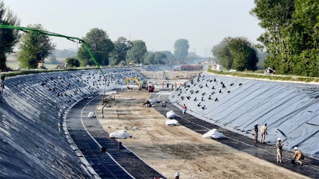 Trải cuộn màng chống thấm HDPE lót đáy hồ chứa nước thủy sản