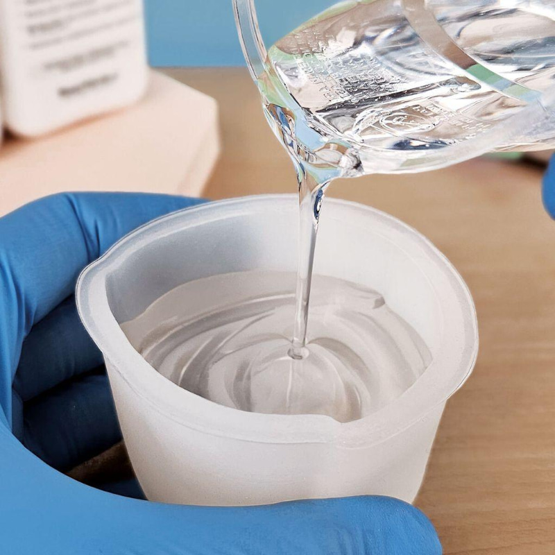 Epoxy trong suốt sau khi pha đồng nhất có thể được dùng để phủ bề mặt hoặc đổ khuôn nếu sản phẩm được thiết kế cho mục đích đó.