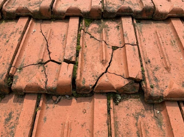 Ngói cũ nứt vỡ là một nguyên nhân thường gặp gây dột mái ngói.