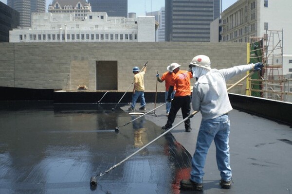 Thợ đang chống thấm mái và sân thượng bằng nhựa đường 60/70 phuy