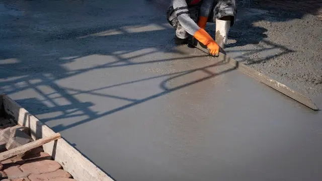 Các yếu tố ảnh hưởng đến thời gian khô của xi măng như thời tiết, nước trộn và độ dày lớp vữa