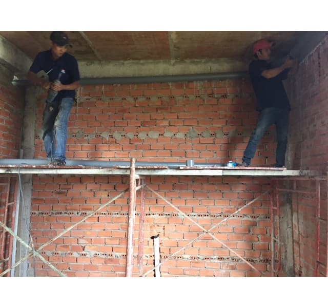Thi công trọn gói (bao vật tư) vs chỉ thuê nhân công