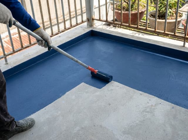 Lăn đều các lớp sơn giúp tạo màng bảo vệ liền mạch, kháng UV và chịu ngâm nước tốt.