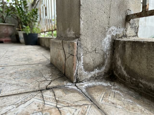 Ron gạch hư hại và sàn nứt chân chim là nguyên nhân trực tiếp khiến nước mưa ngấm sâu.
