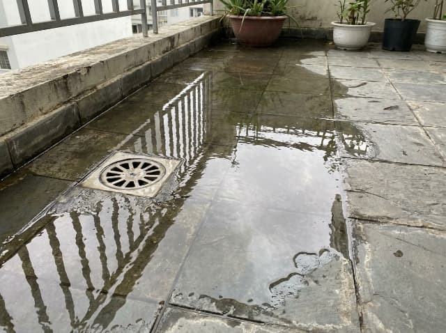 Sàn thiếu độ dốc hướng về phễu thu gây đọng nước, phá hủy nhanh lớp chống thấm.