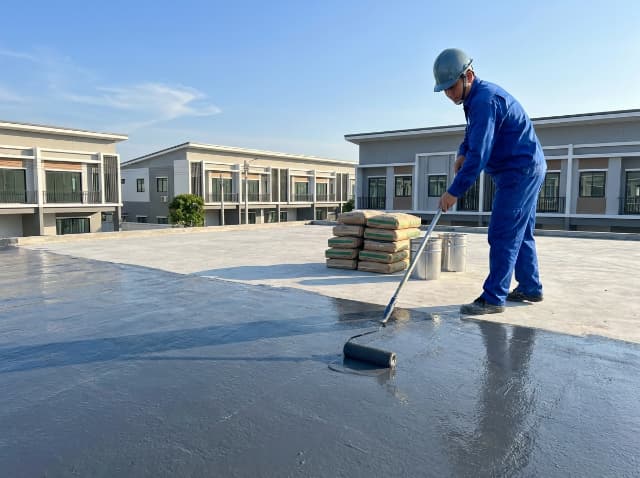 Thi công chống thấm sân thượng đúng kỹ thuật giúp bảo vệ ngôi nhà triệt để khỏi thấm dột mùa mưa.