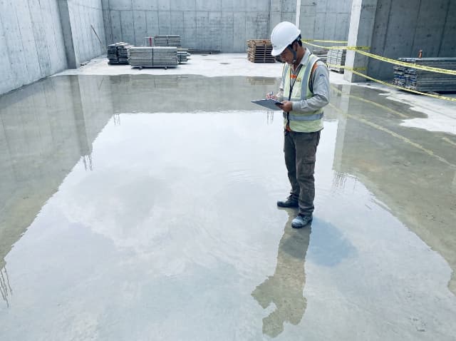 Thử nghiệm ngâm nước 24 giờ nghiêm ngặt giúp kiểm tra độ kín khít bề mặt trước khi bàn giao.