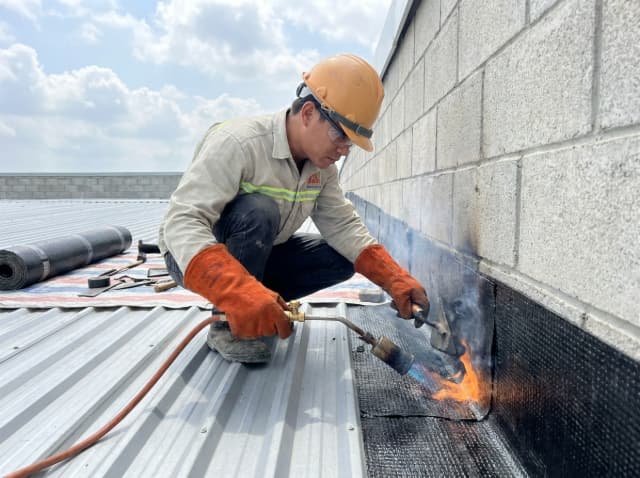 Dùng màng bitum khò nóng tại vị trí giáp tường để chống đọng và tràn nước triệt để.