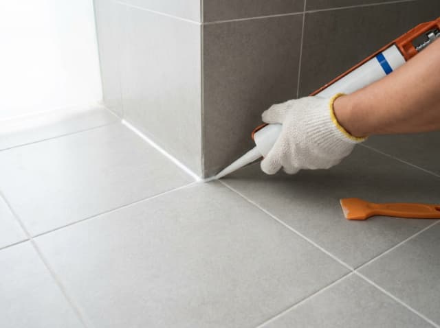 Keo chống thấm ron gạch nhà vệ sinh giúp bề mặt kín nước, chống rêu mốc và chịu hóa chất tẩy rửa tốt.