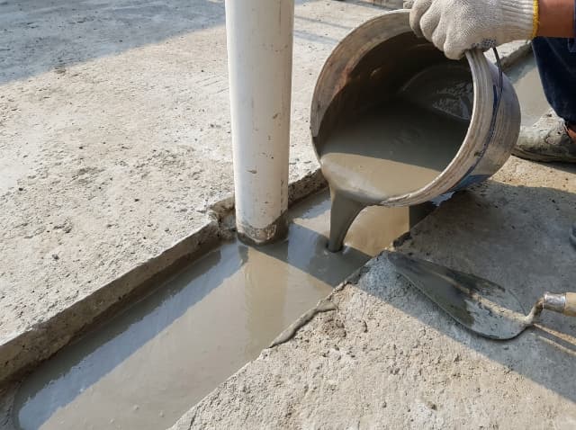 Rót vữa tự chảy Sika Grout không co ngót xử lý chống thấm cổ ống xuyên sàn.