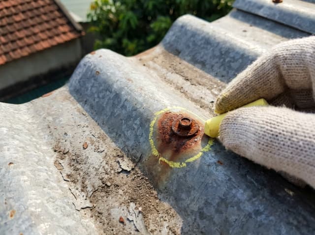 Xác định chính xác vị trí thấm dột bằng mắt thường hoặc phun nước trước khi thi công