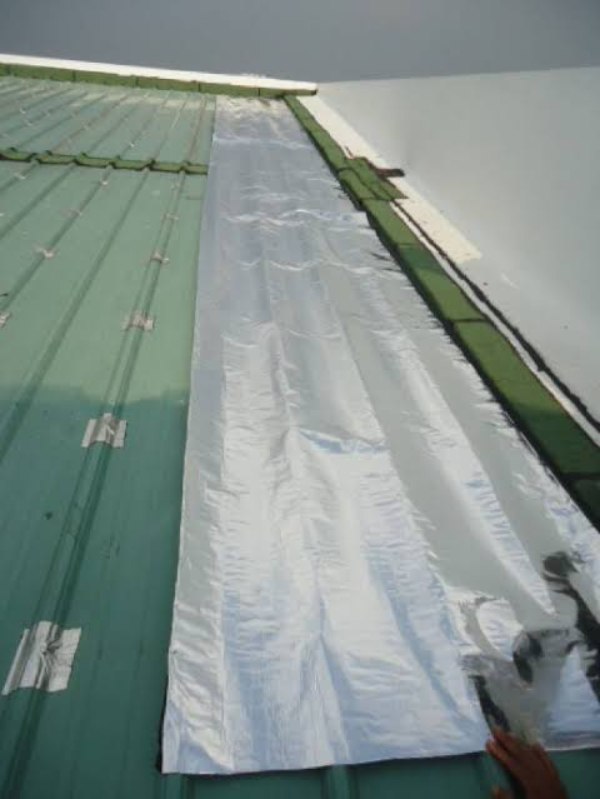 Thi công phun màng Polyurethane chống dột, chống nóng cho mái tôn nhà xưởng 