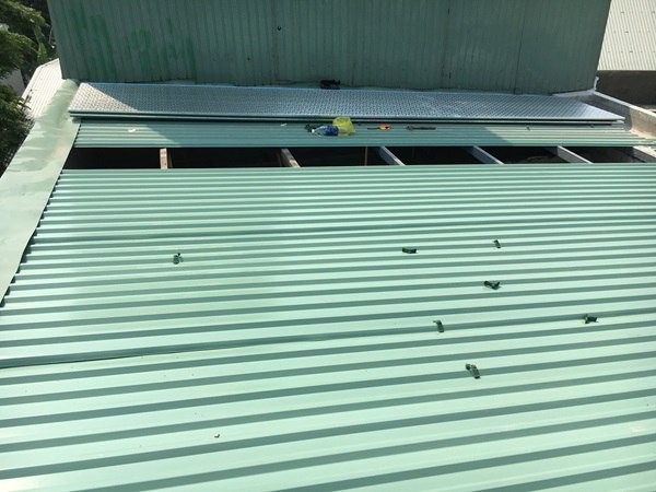 Thi công bơm keo Polyurethane chuyên dụng trám khe hở và đinh vít mái tôn