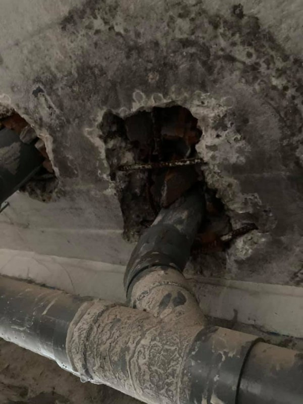 Rỉ nước từ khe ống xuyên sàn gây hỏng trần thạch cao bên dưới 