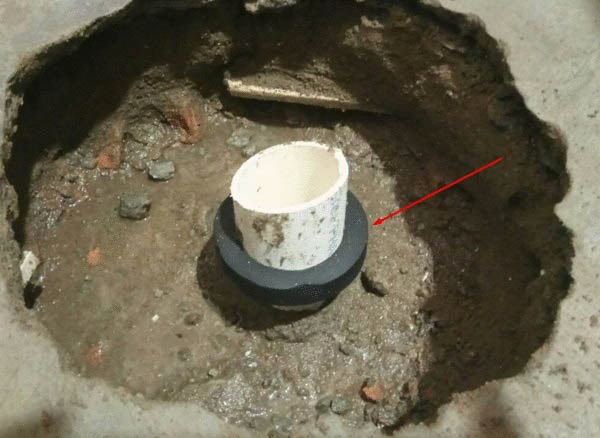 Thanh trương nở được quấn chặt quanh ống nhựa 