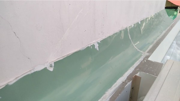 Chống thấm giáp ranh 2 nhà liền kề bằng cách ốp tôn lá