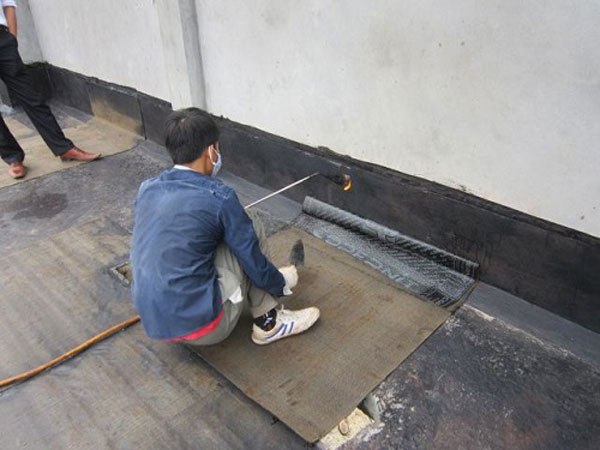 Thi công màng khò nóng chống thấm khe giáp ranh giữa 2 nhà