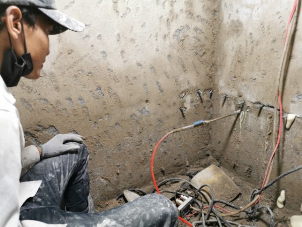 Xử lý thấm dột hố thang máy tại văn phòng quận Cầu Giấy 