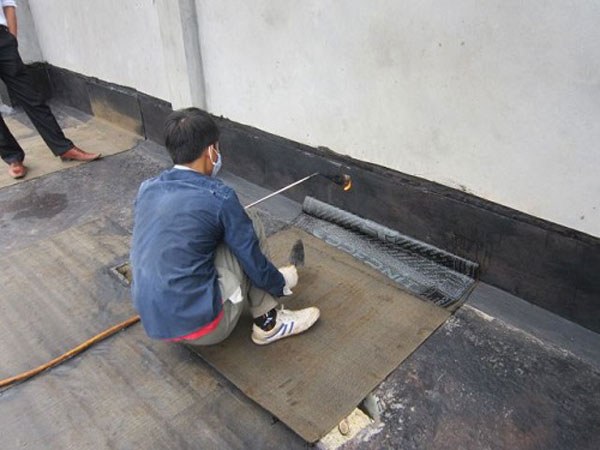 Xử lý thấm dột khe tiếp giáp giữa 2 nhà bằng màng khò nóng