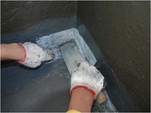 Dán lưới thủy tinh bo góc chân tường chống thấm toilet 