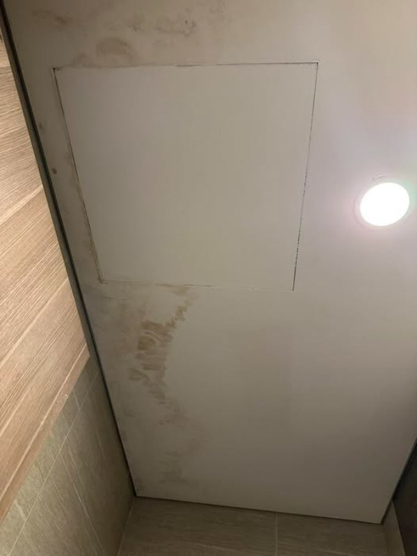 Trần nhà vệ sinh bị ố vàng do thấm dột rò rỉ nước