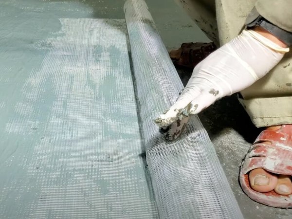 Kỹ thuật dán lưới thủy tinh gia cường chống nứt xé khi chống thấm trần