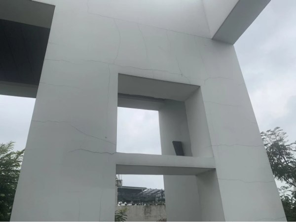 Sốc nhiệt khiến lớp vữa co ngót tạo ra vết nứt chân chim hút nước mưa vào mao mạch tường