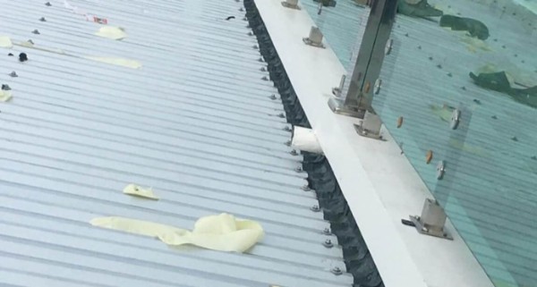Tìm hiểu hiện tượng chống thấm giáp lai mái tôn dễ nứt gãy