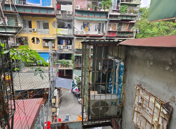 T&igrave;nh trạng nh&agrave; ở san s&aacute;t g&acirc;y kh&oacute; khăn cho việc chống thấm tại Cầu Giấy