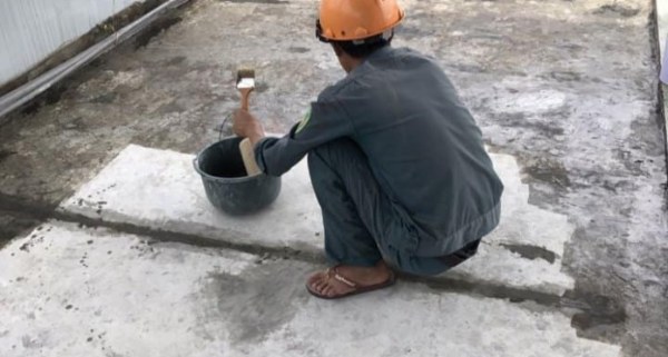 Sàn bê tông sân thượng bị nứt rạn do sốc nhiệt và tác động của thời tiết
