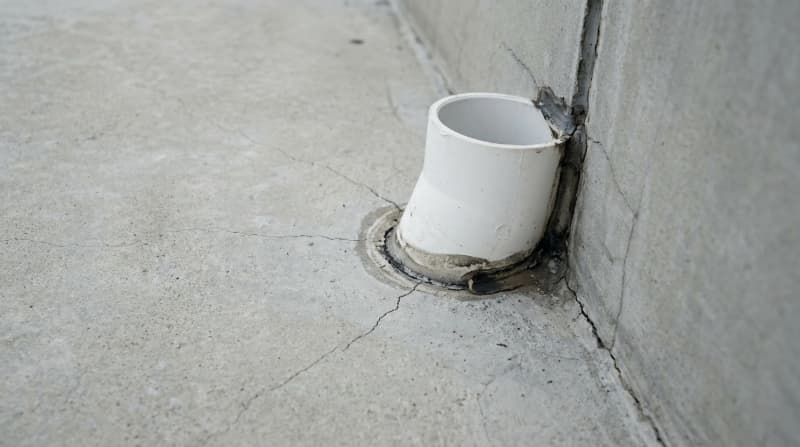 Cổ ống và chân tường là những vị trí dễ gây rò rỉ nước nhất, cần được xử lý và gia cường riêng biệt.