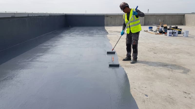 Thi công màng lỏng Polyurethane liền mạch giúp bảo vệ sàn mái lộ thiên khỏi tia UV và tình trạng nước đọng.