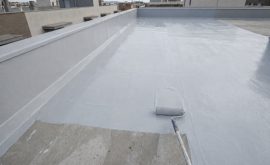 Màng chống thấm PU tạo lớp phủ đàn hồi liền mạch, bảo vệ sàn mái tối ưu trước nắng mưa và co giãn nhiệt.