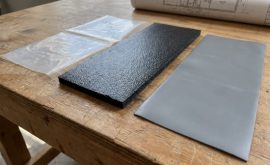 So sánh trực quan độ dày và độ dẻo bề mặt giữa màng PE mỏng, màng HDPE và màng PVC chuyên dụng.