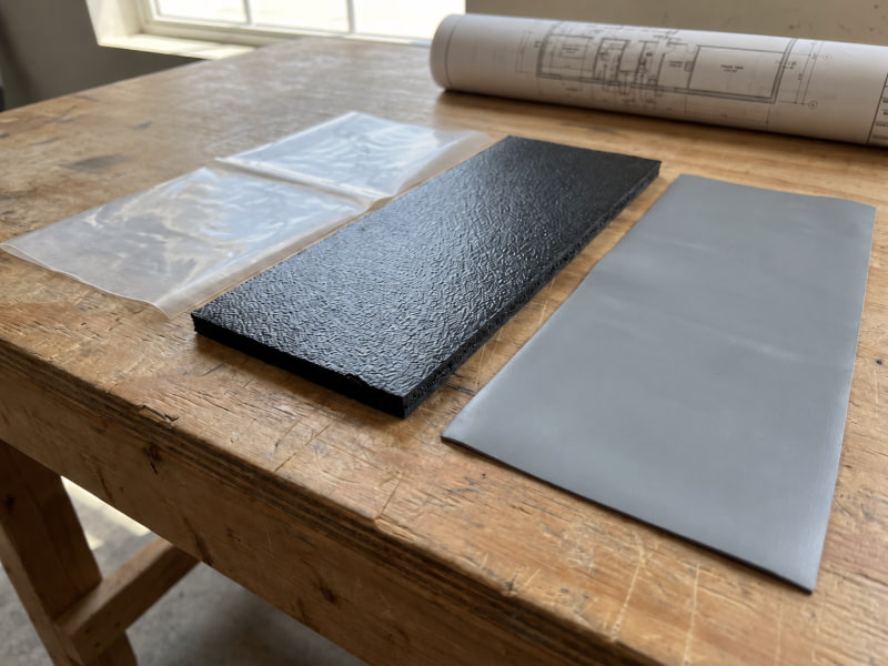 So sánh trực quan độ dày và độ dẻo bề mặt giữa màng PE mỏng, màng HDPE và màng PVC chuyên dụng.